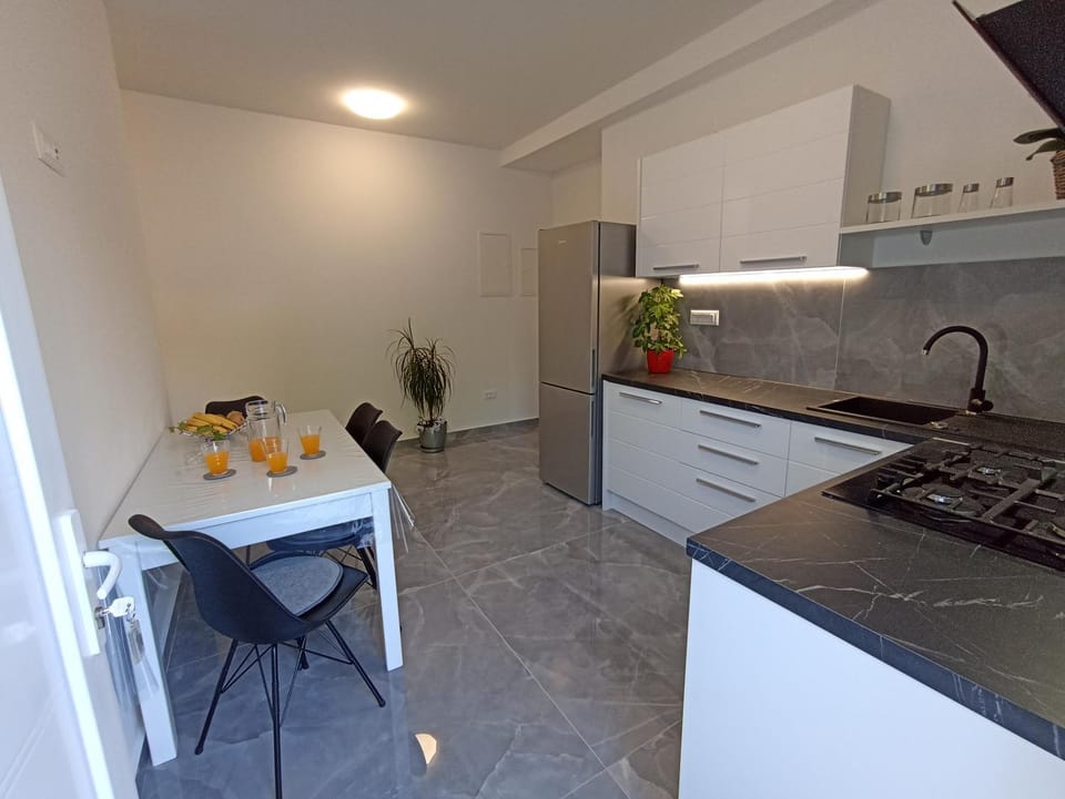 Kitchen or kitchenette, Dining area, dishwasher, pet friendly, stove
