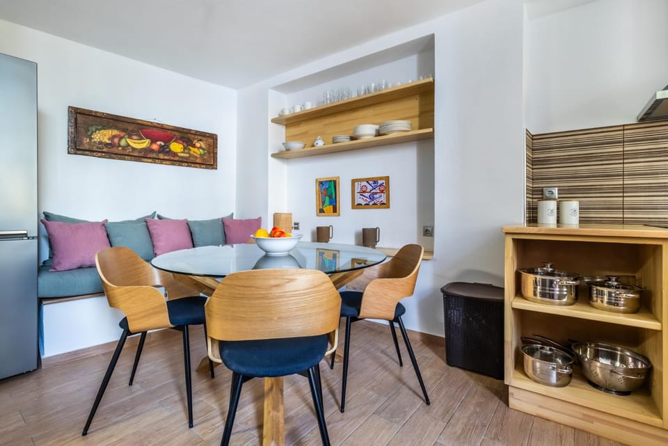 Kitchen or kitchenette, Dining area