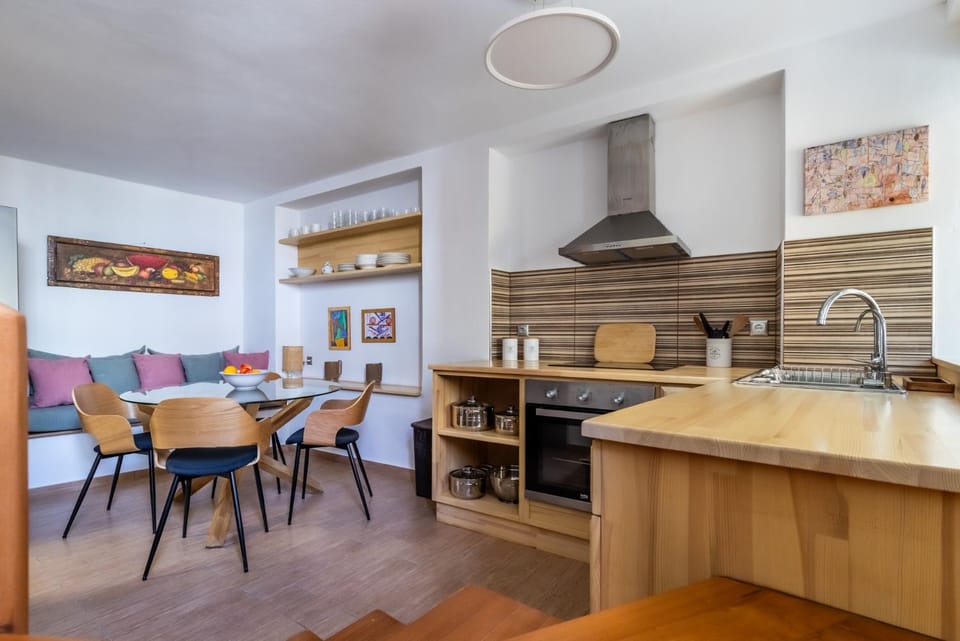 Kitchen or kitchenette, Dining area