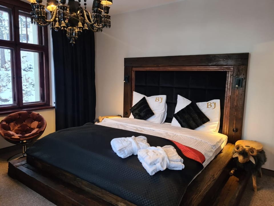 Bed, Property logo or sign, Photo of the whole room, Decorative detail, Bedroom, Drinks, minibar, safe, towels