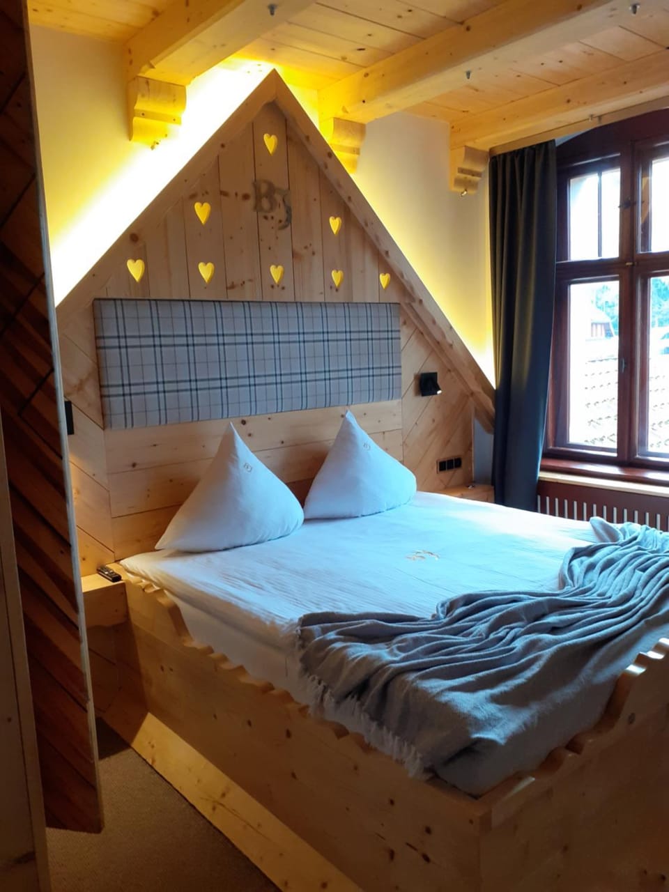 Bed, Property logo or sign, Photo of the whole room, Decorative detail, Bedroom