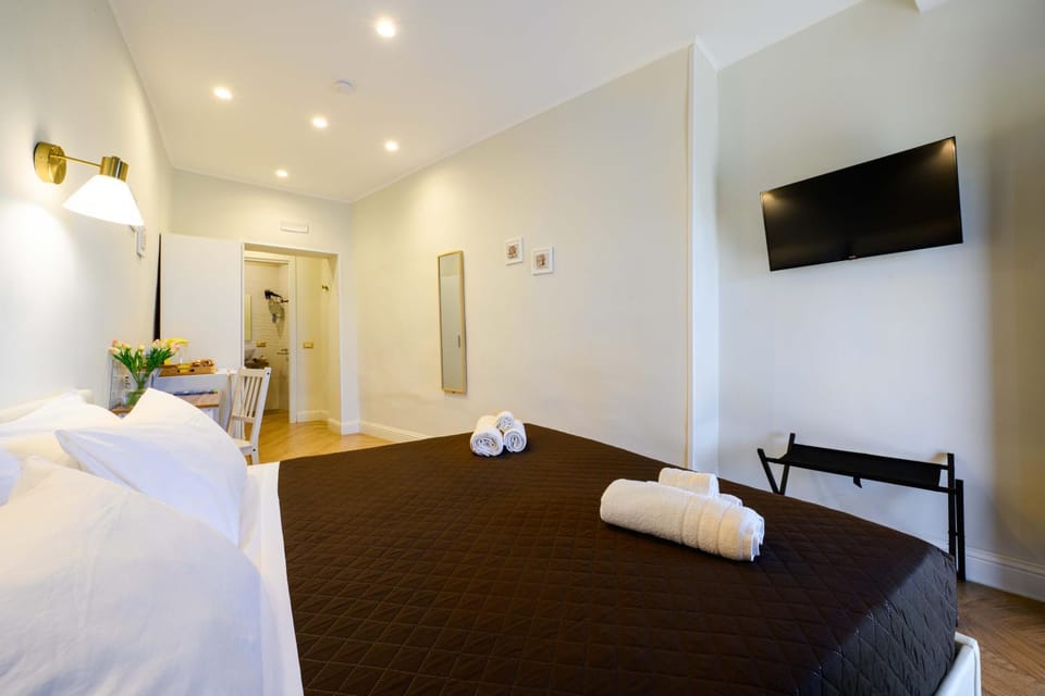 Bed, TV and multimedia, Photo of the whole room, towels