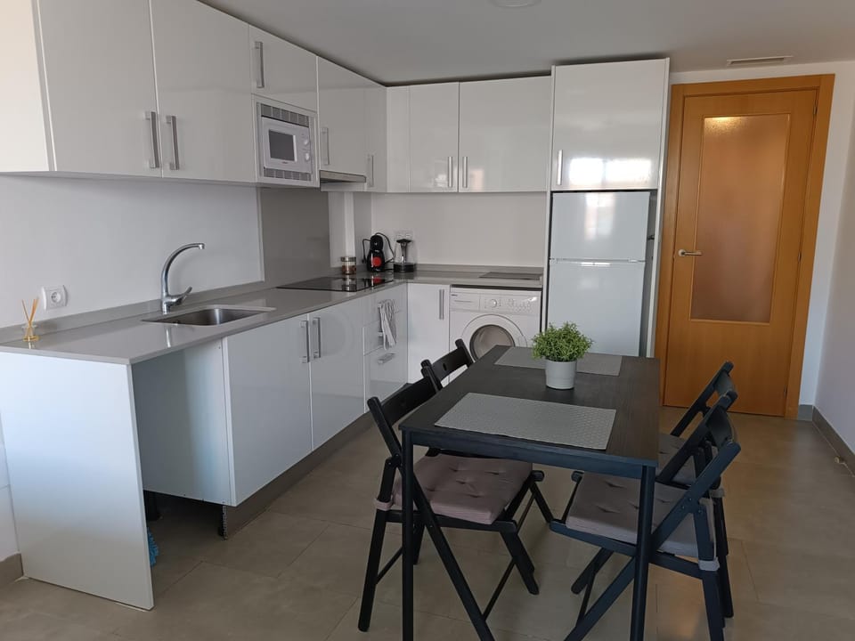 Kitchen or kitchenette, Dining area