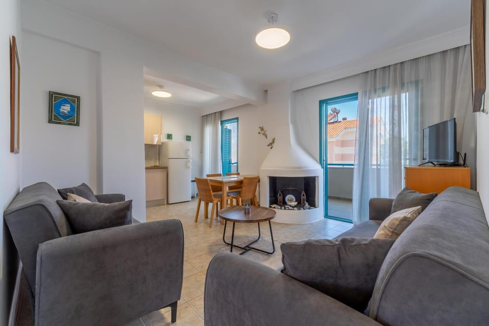 Communal lounge/ TV room, TV and multimedia, Living room, Seating area, Dining area, fireplace, fireplace