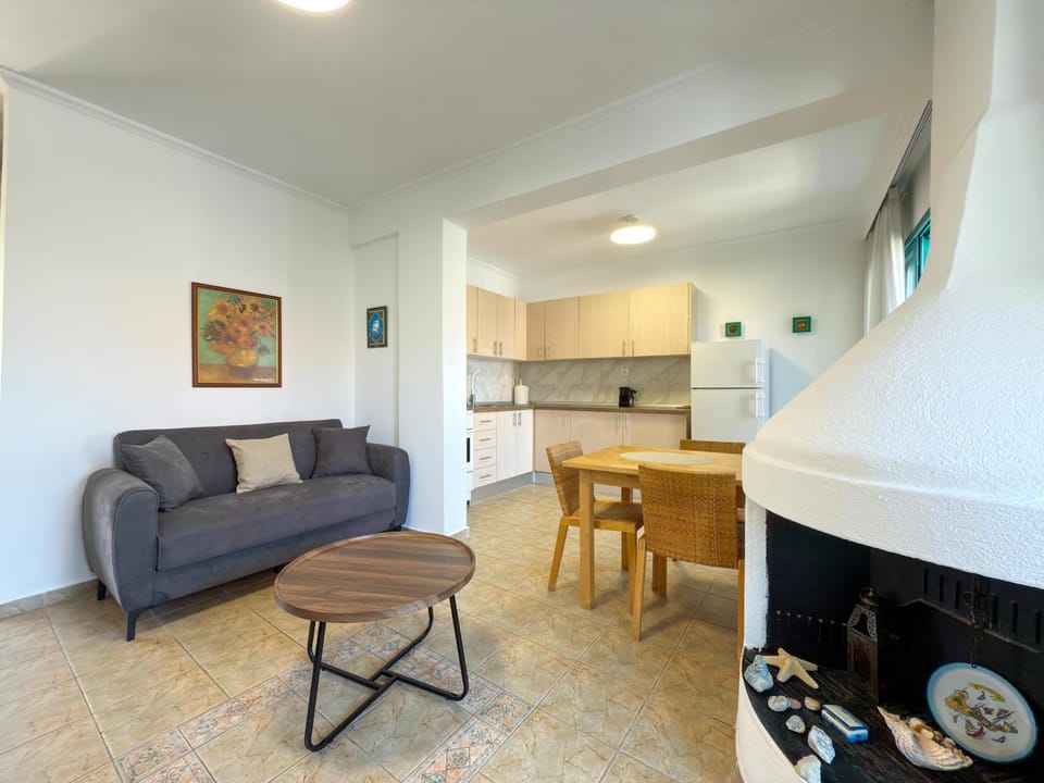 Kitchen or kitchenette, Living room, Seating area, fireplace