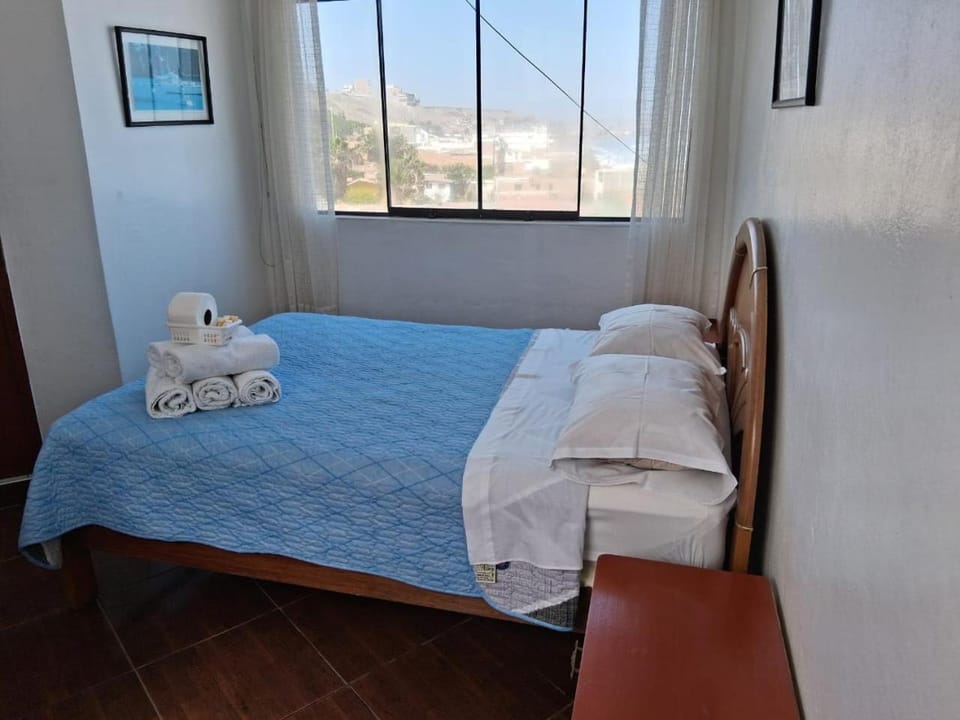 Bed, towels