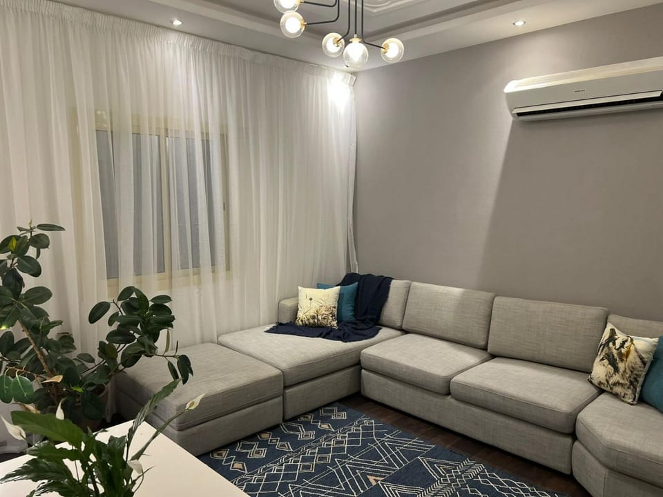 Seating area, Guests