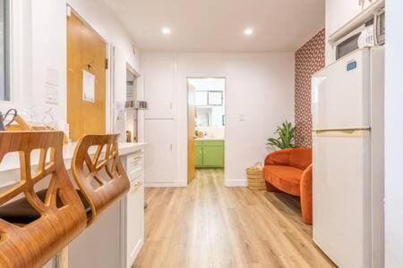 Mid Century 1BR Apt w Patio Near LAX Playa Vista Beach Apartment in Culver City