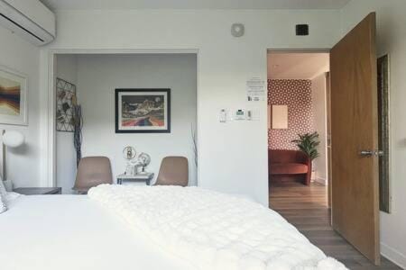 Mid Century 1BR Apt w Patio Near LAX Playa Vista Beach Apartment in Culver City
