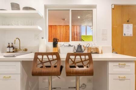 Mid Century 1BR Apt w Patio Near LAX Playa Vista Beach Apartment in Culver City