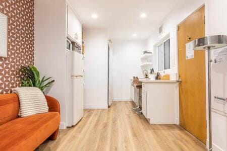 Mid Century 1BR Apt w Patio Near LAX Playa Vista Beach Apartment in Culver City