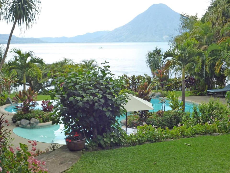 Restaurant/places to eat, Lake view, Swimming pool