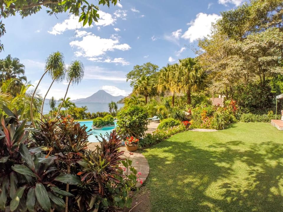 Restaurant/places to eat, Garden, Lake view, Swimming pool