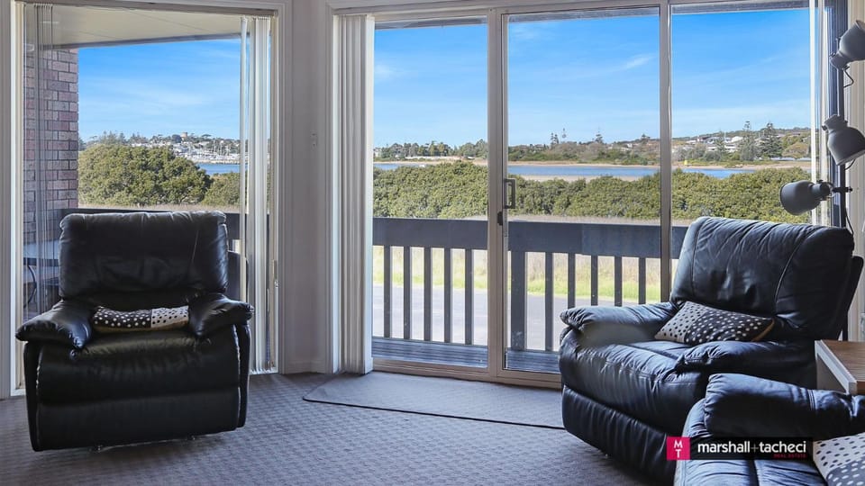 View (from property/room), Balcony/Terrace, Living room, Seating area, River view