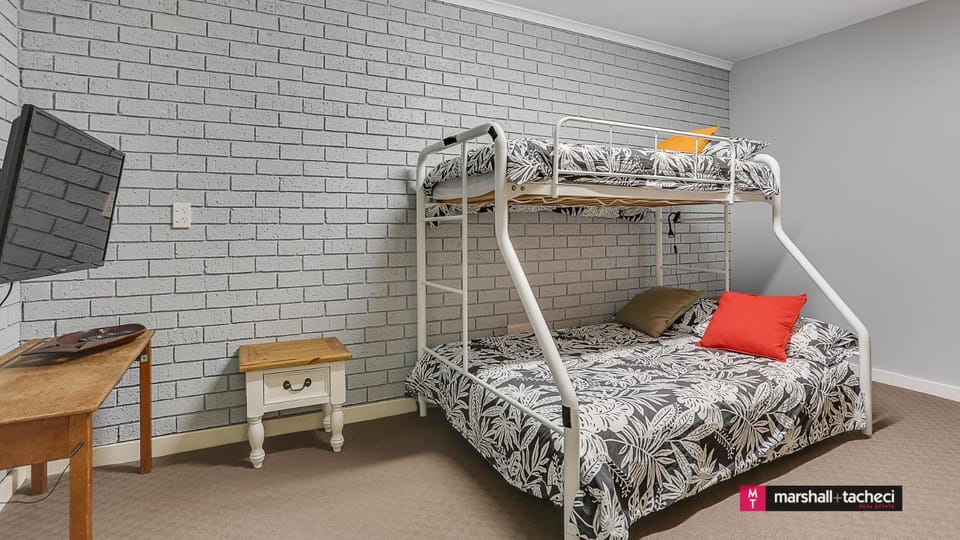 Bed, TV and multimedia, Bedroom, bunk bed