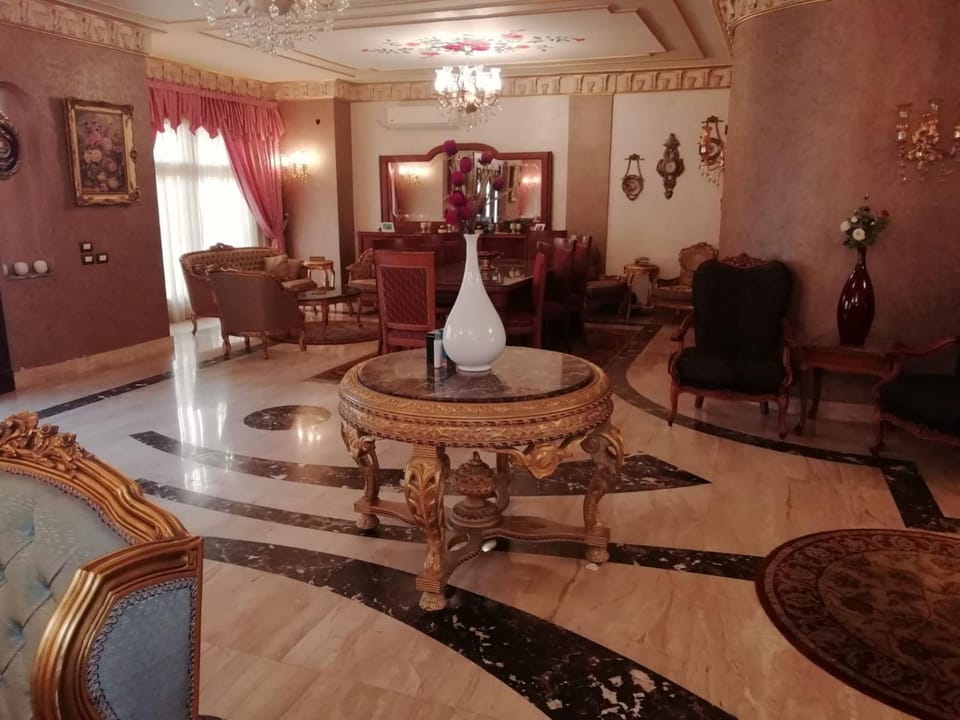 Living room, Banquet/Function facilities, Seating area, Guests
