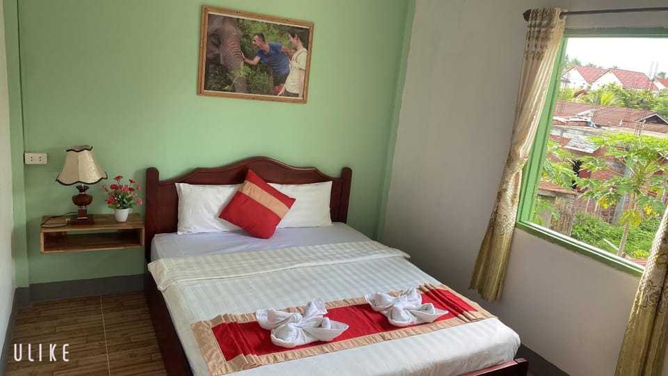Bed, Photo of the whole room, Garden view