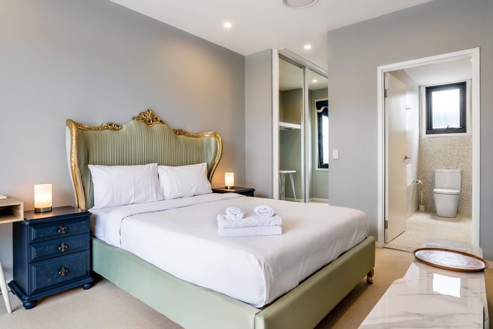 Westend 3 bedroom Split level Townhouse Next to River Apartment in Brisbane