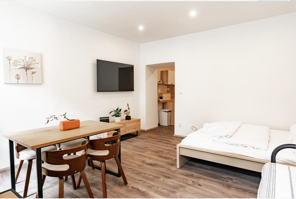 Bed, TV and multimedia, Bedroom