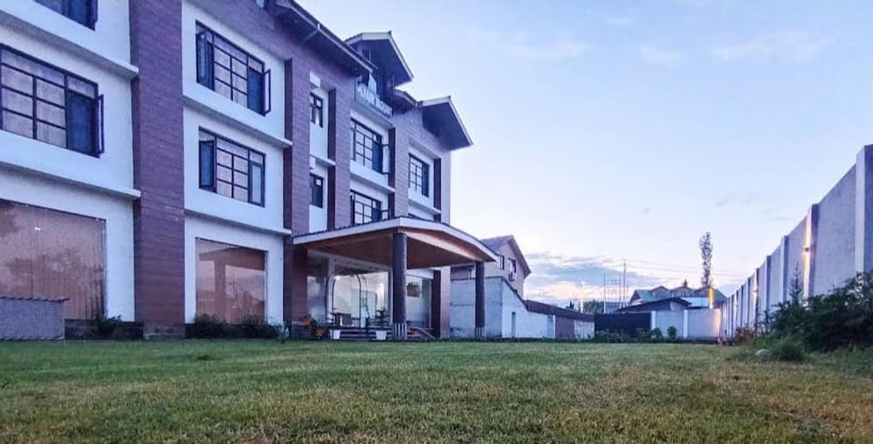 Fair Mount, Airport Road, Humhama Srinagar Hotel in India