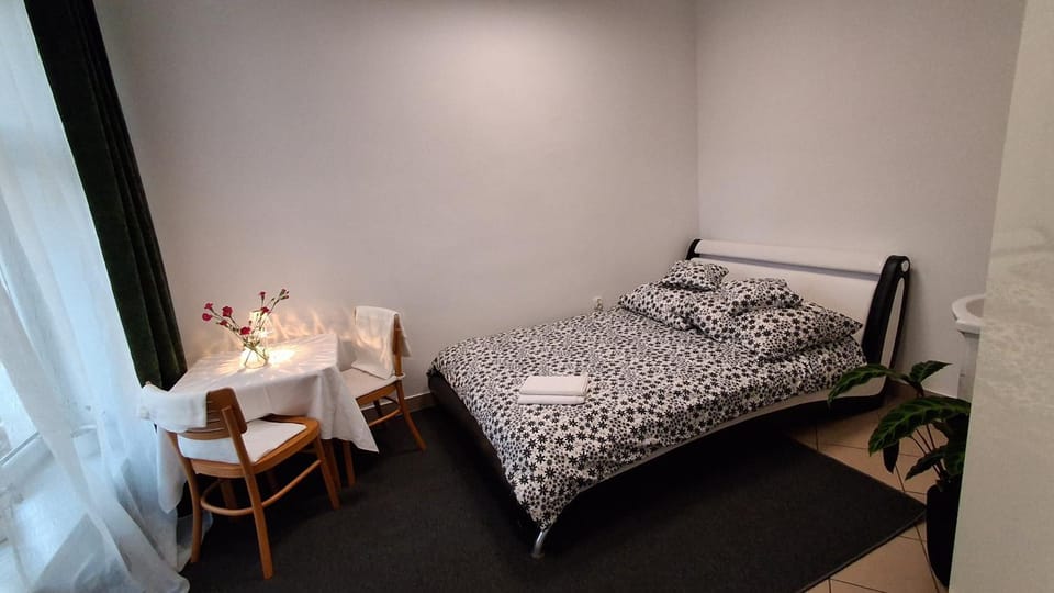 Photo of the whole room, Seating area