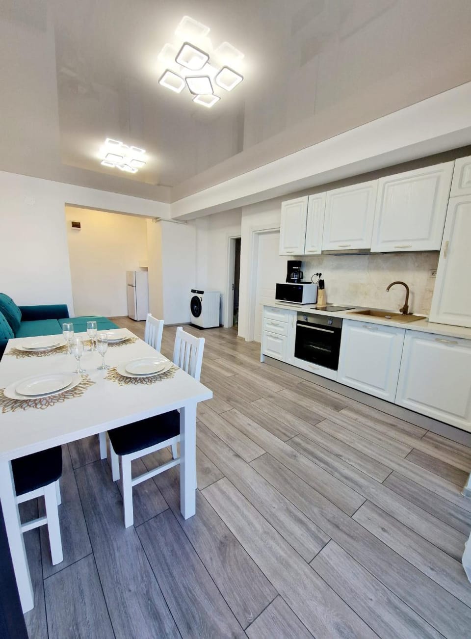 Kitchen or kitchenette, Dining area
