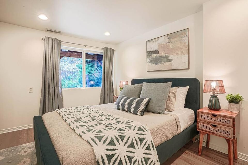 Serene Mercer Island 3B Lower Unit near LR station House in Mercer Island