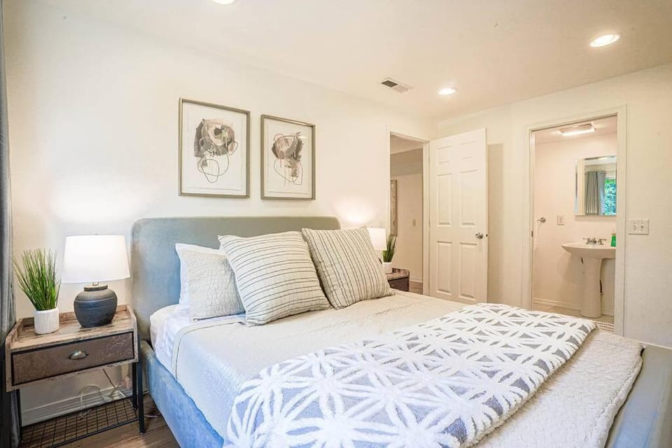 Serene Mercer Island 3B Lower Unit near LR station House in Mercer Island