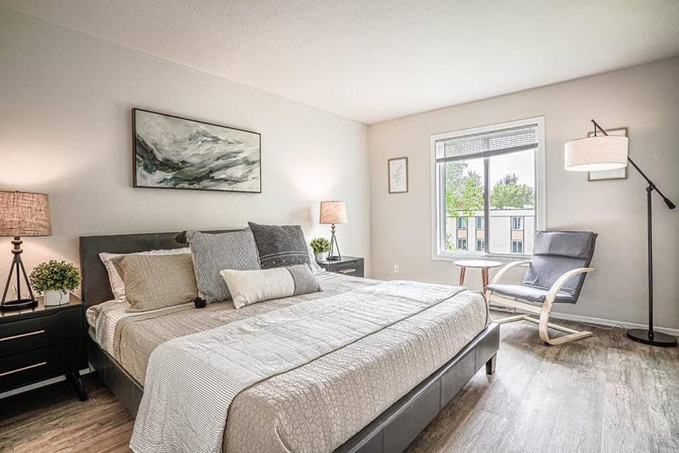 Modern Microsoft Redmond Campus Condo with Balcony House in Redmond