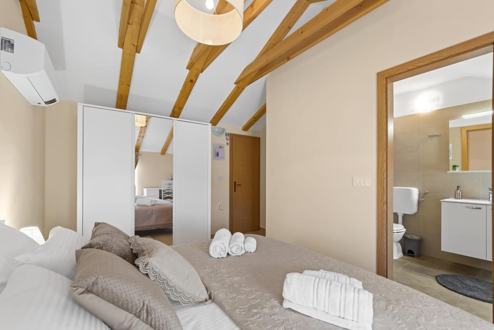 Bed, Bedroom, towels