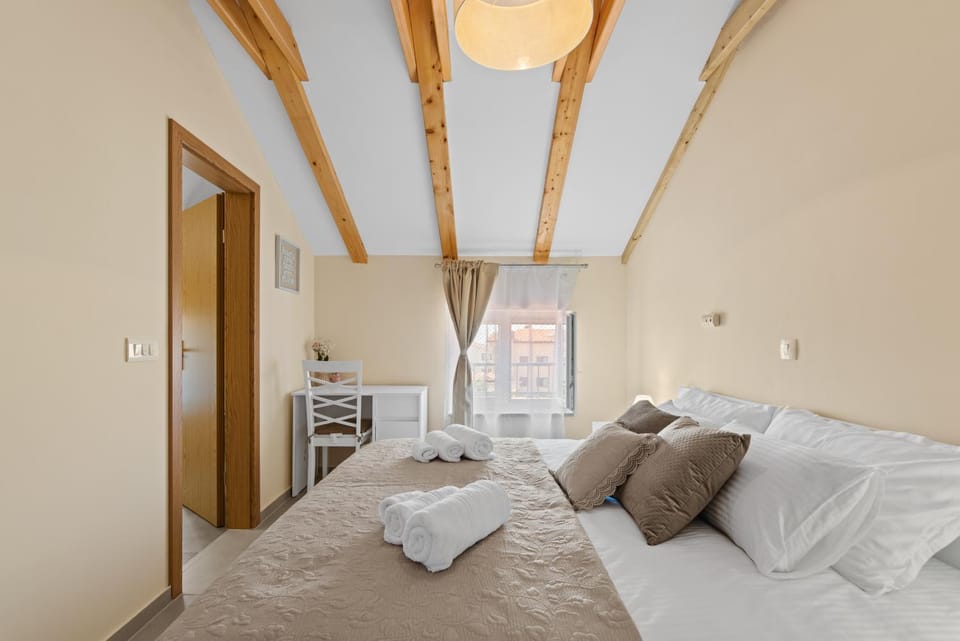 Bed, Bedroom, towels