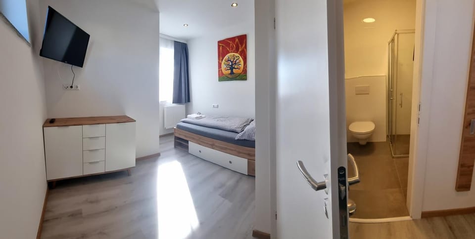 Toilet, Bed, Bathroom, TV and multimedia, Photo of the whole room, Bedroom, towels
