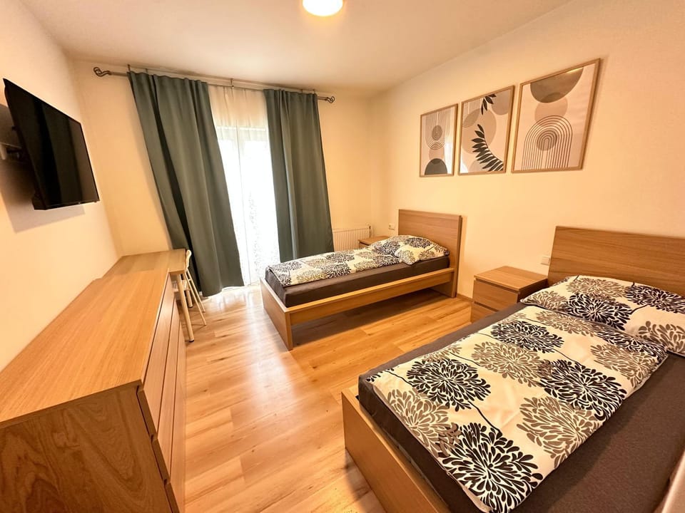 Bed, TV and multimedia, Photo of the whole room, Seating area, Bedroom