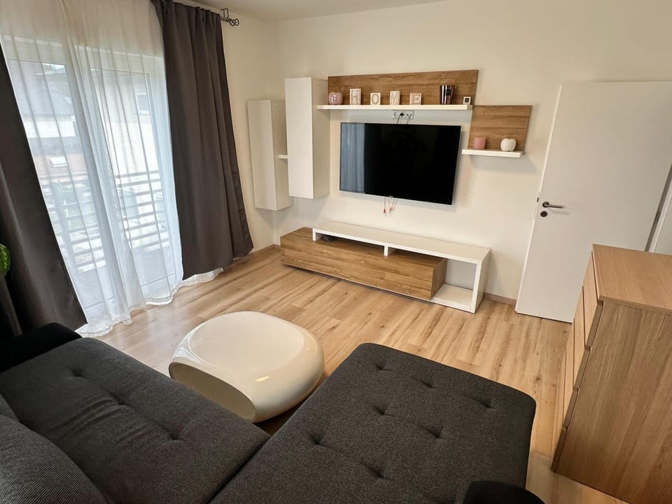 Communal lounge/ TV room, TV and multimedia, Kitchen or kitchenette, Living room, Seating area