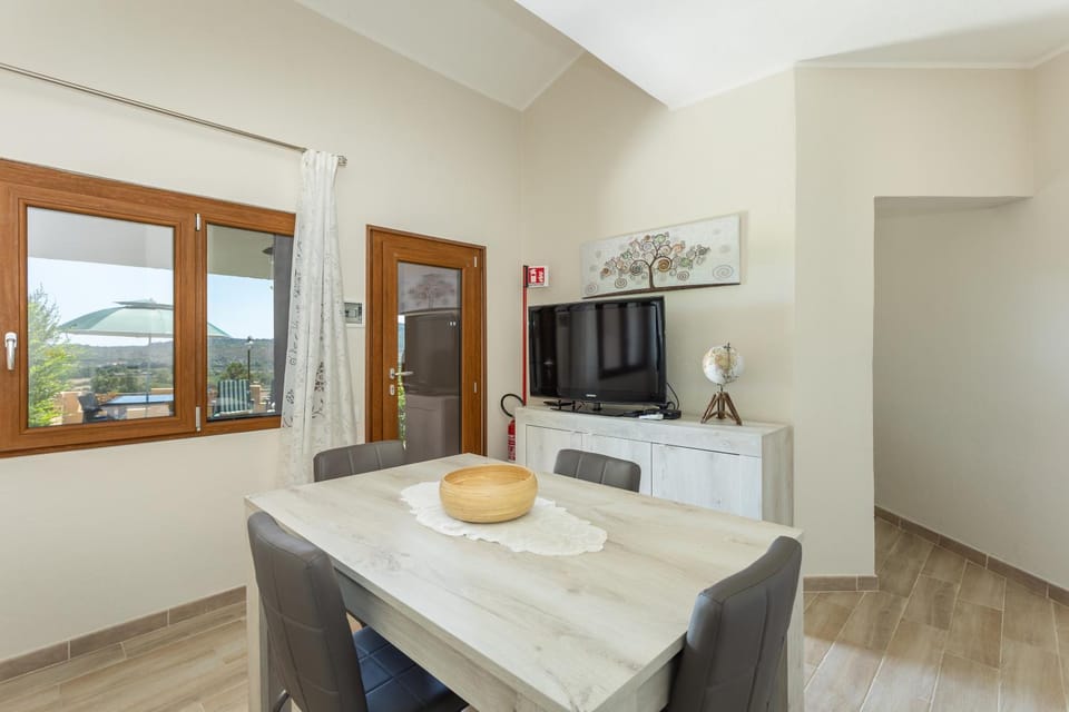 Communal lounge/ TV room, TV and multimedia, Dining area