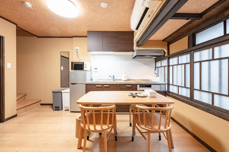 Kitchen or kitchenette, Dining area