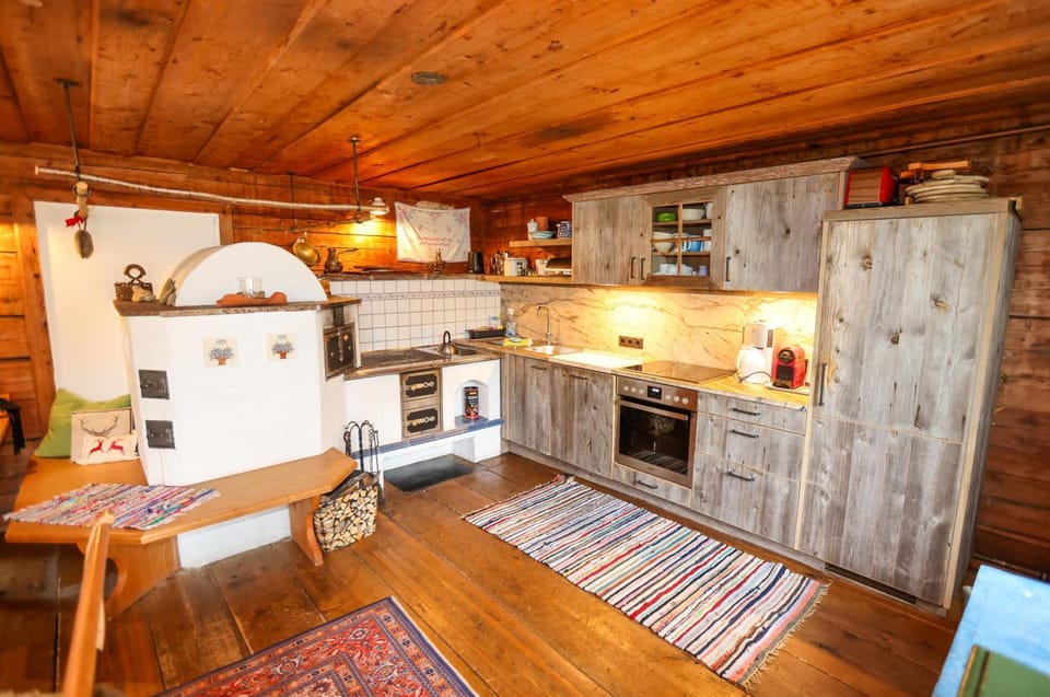 Kitchen or kitchenette, Dining area, flat iron, stove
