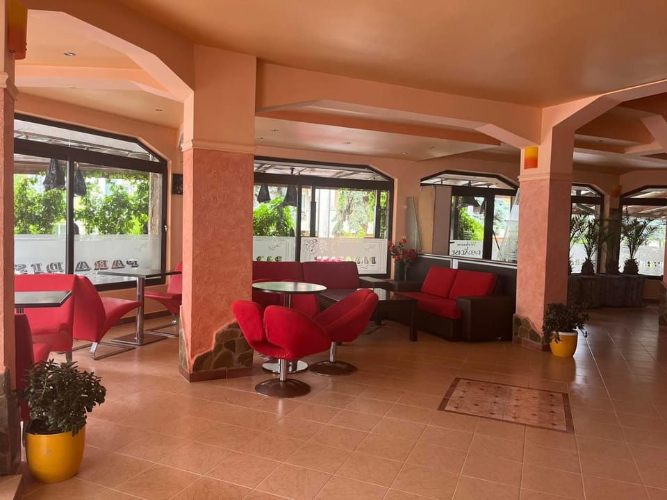 Restaurant/places to eat, Seating area