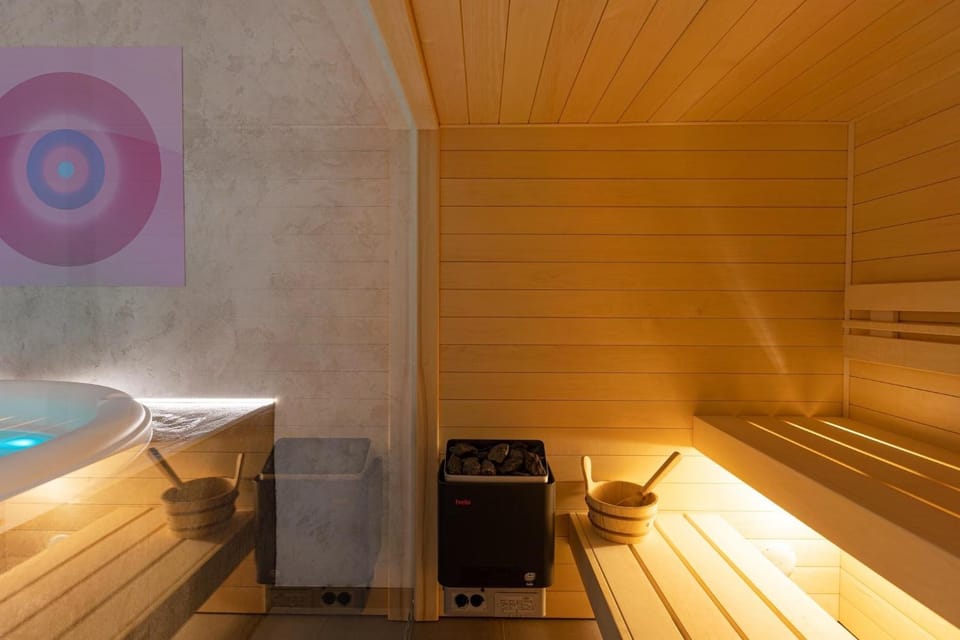 Hot Tub, Sauna