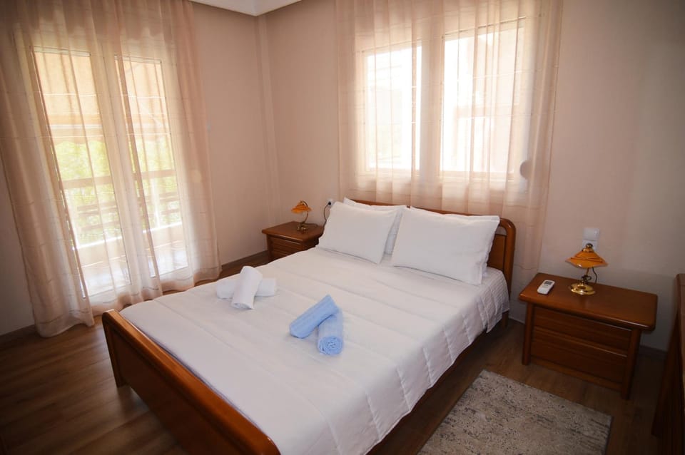 View (from property/room), Balcony/Terrace, Bedroom, towels