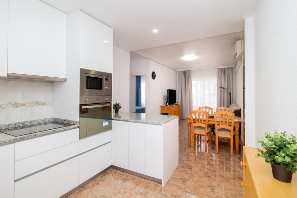 Kitchen or kitchenette, Dining area, minibar, pet friendly, stove