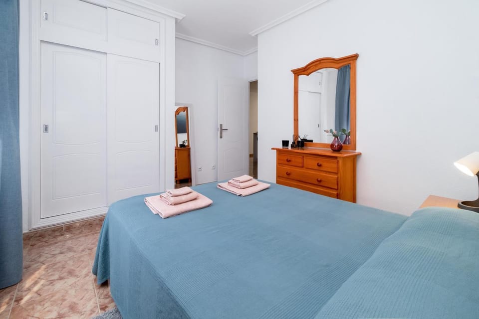 Bedroom, towels