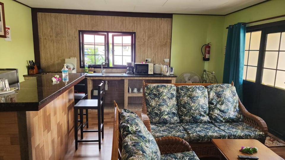 Kitchen or kitchenette, Living room, Seating area, minibar, stove