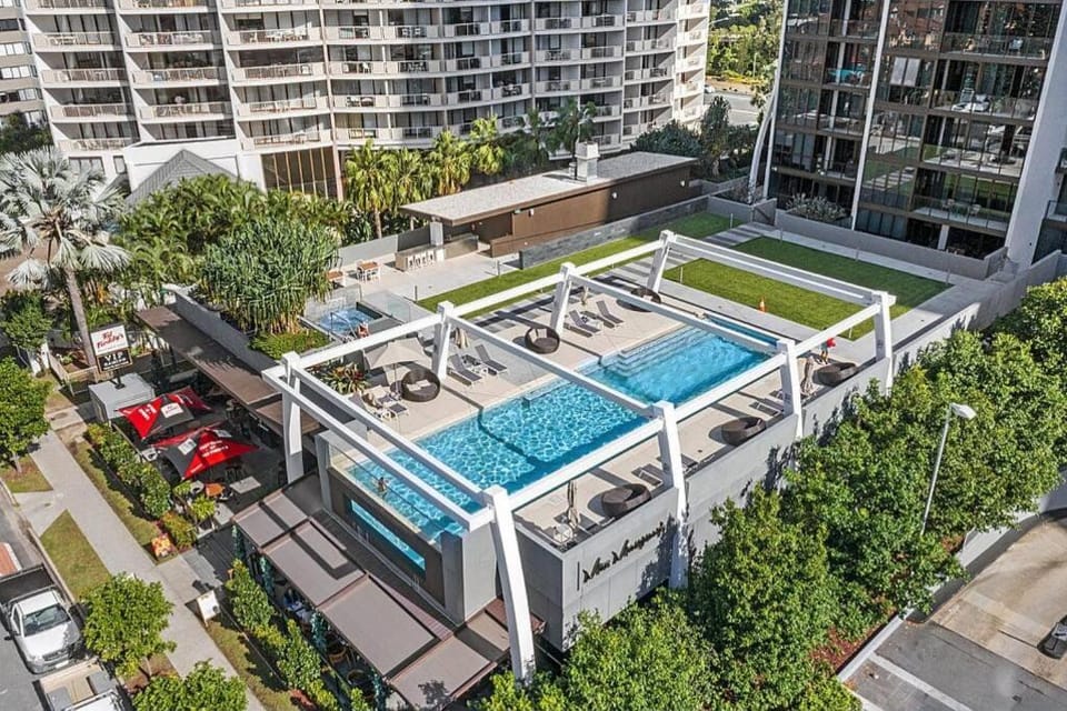 Property building, Bird's eye view, Pool view, Swimming pool, sunbed