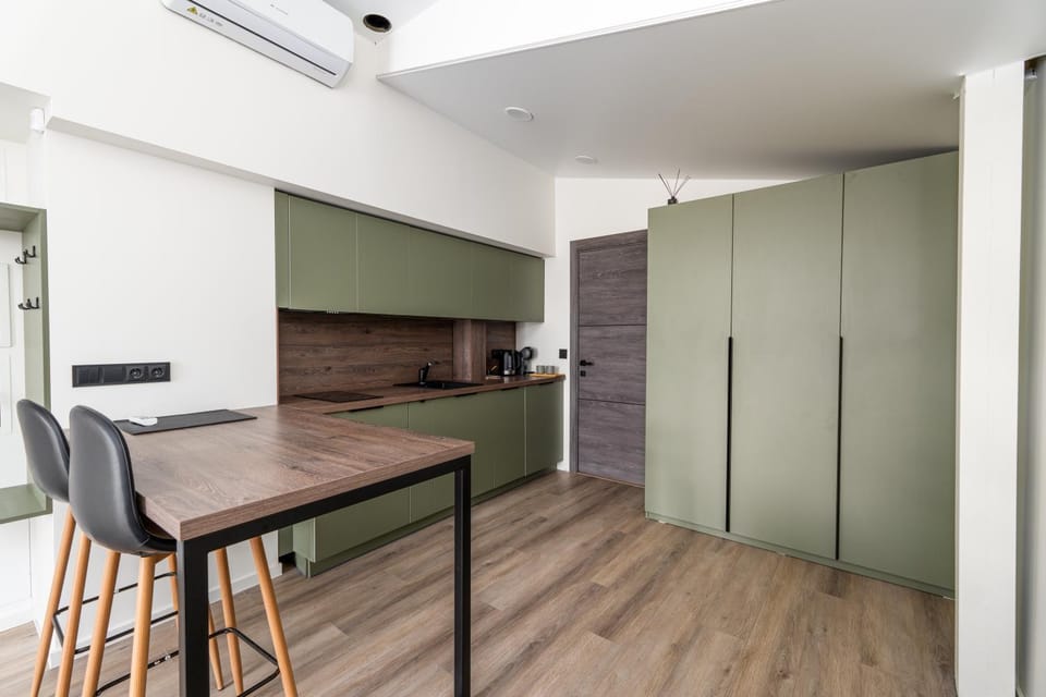 Kitchen or kitchenette, Dining area, minibar, oven, wardrobe