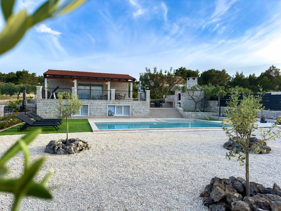 Property building, Day, Garden, Garden view, Swimming pool