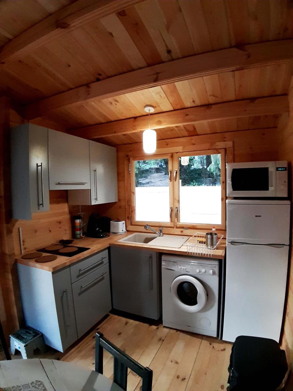 Kitchen or kitchenette, minibar, toaster, dryer