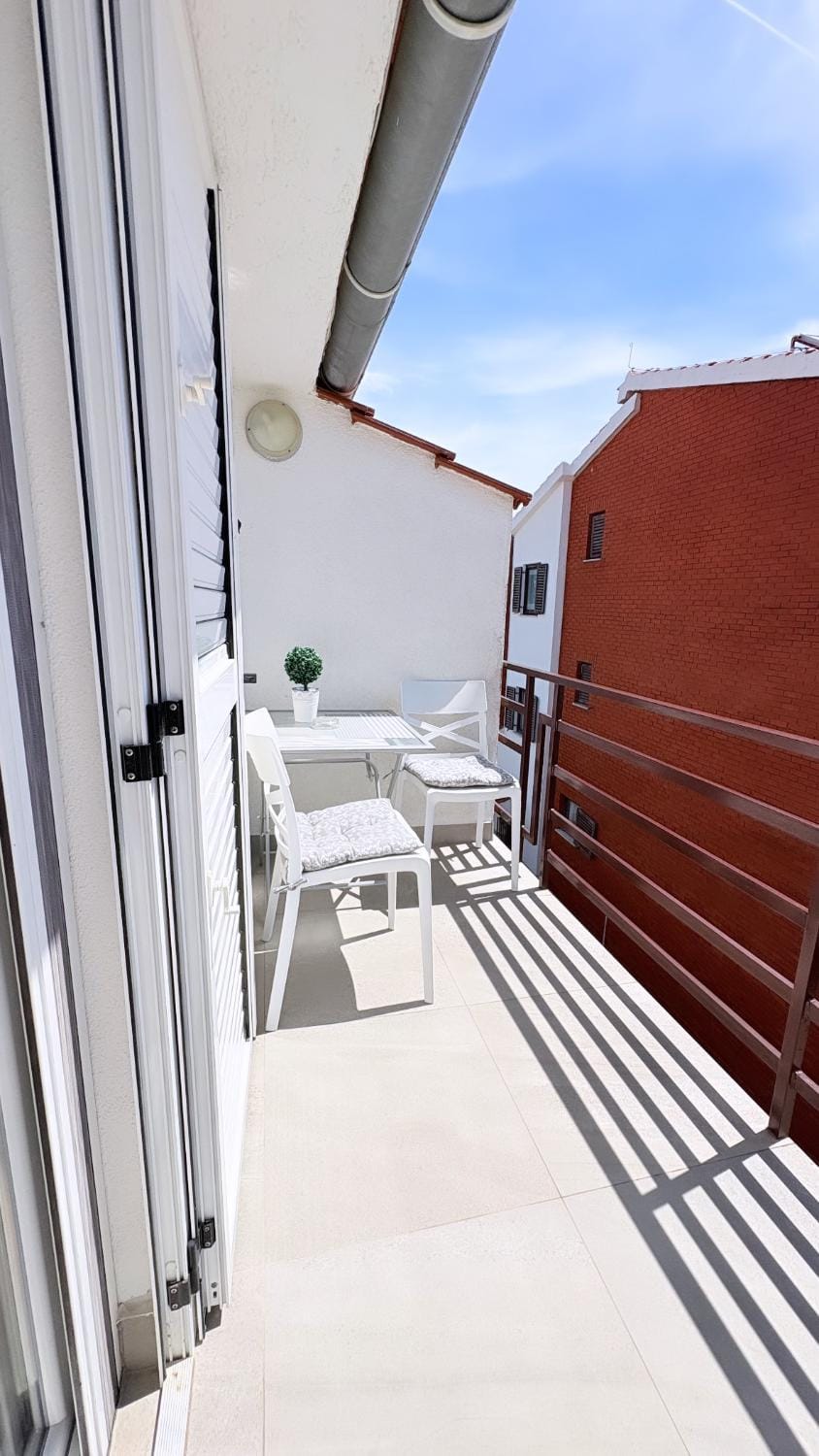 Property building, Day, Balcony/Terrace