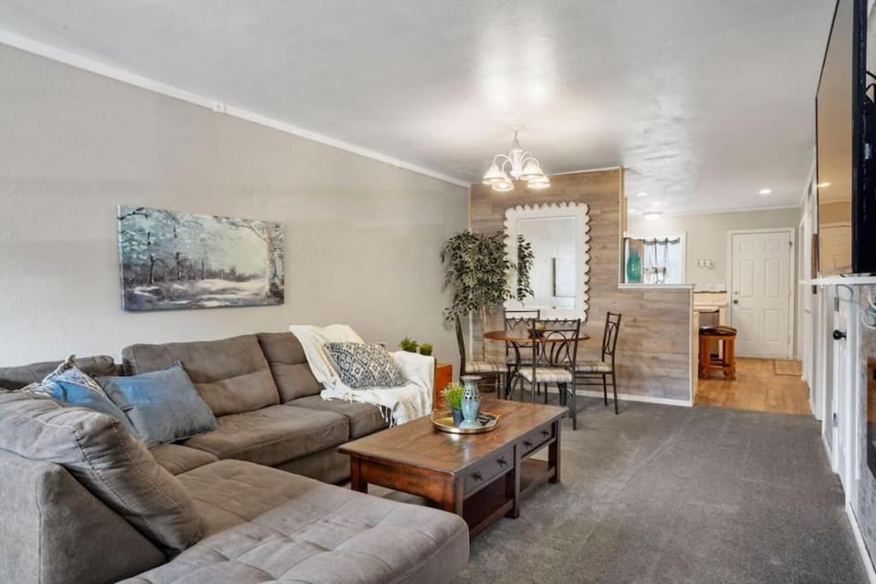 2 bed 2 and a half bath close to shopping restaurants and more House in Pueblo West