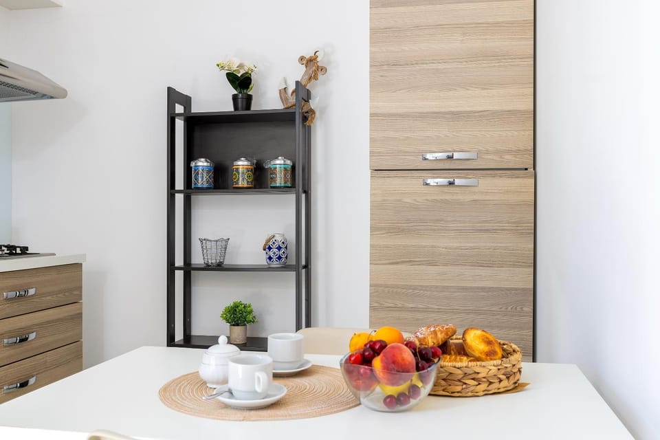 Coffee/tea facilities, Kitchen or kitchenette, Dining area